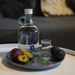 Flasche 500 ml mit Schraubverschluss und zweifarbigem Slivovitz-Aufdruck