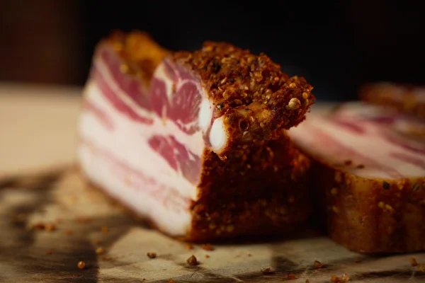 Geräucherter Bauchspeck im Pastrami-Stil