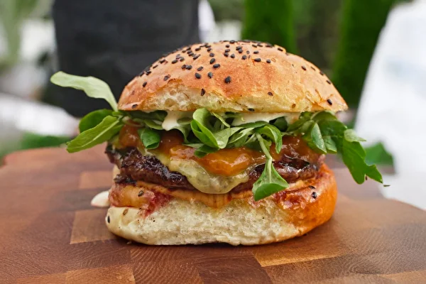Burger mit Pfirsichkonfitüre – probieren Sie diese Kombination