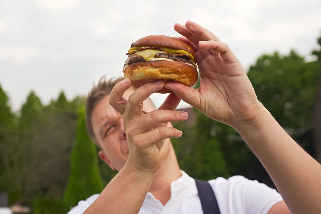 Burger mit Bananen-Ketchup, Bacon und Whisky-Mayonnaise