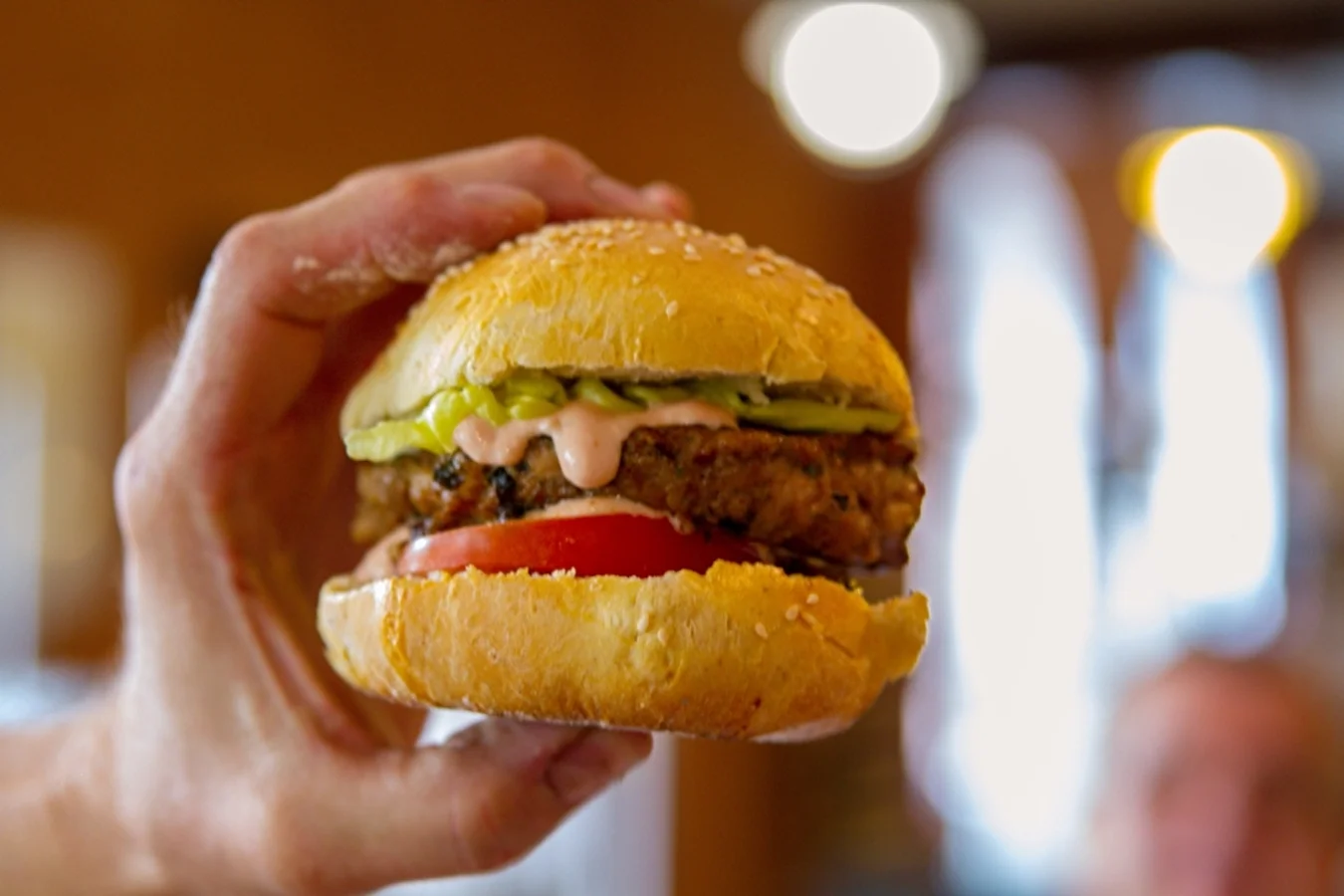 Hausgemachte Burger mit Knoblauchsoße