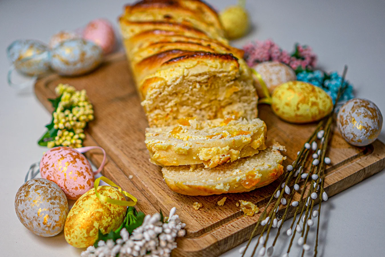 Österlicher Hefekuchen mit Quark und Aprikosen