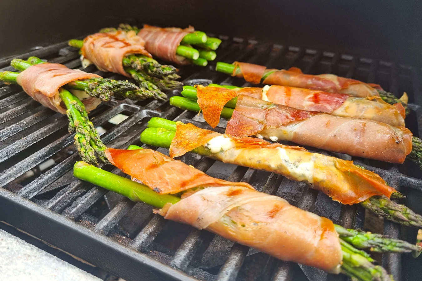 Grüner Spargel im Parmaschinken vom Gasgrill