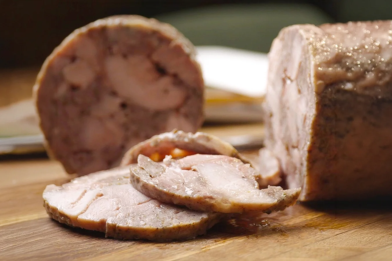 Aufschnitt aus Schweinefleisch mit Hähnchenschenkel