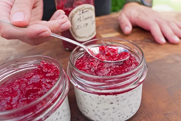 Kokos-Chiapudding mit Himbeermarmelade