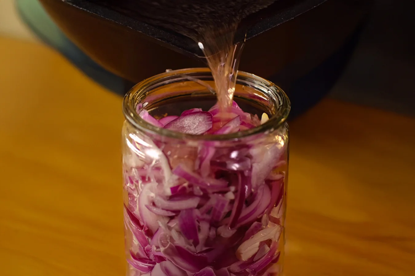 Eingelegte rote Zwiebeln