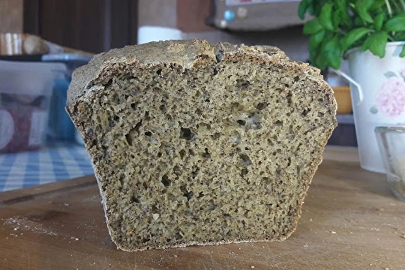 Hausgemachtes glutenfreies Brot mit Hanfmehl