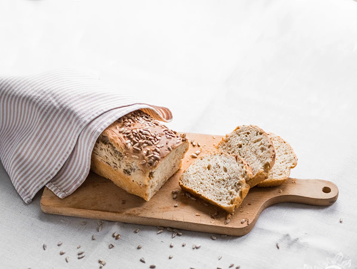 Brot mit Roggensauerteig und Saaten