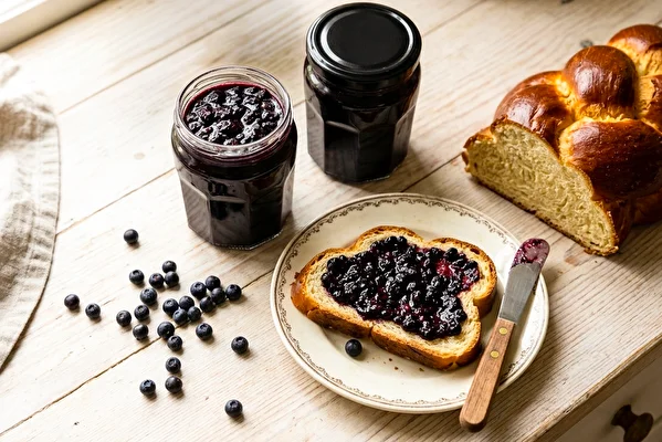 Hausgemachte Heidelbeer-Konfitüre mit Pektin – weniger Zucker, mehr Frucht!