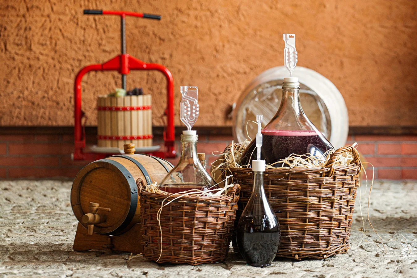 Wie macht man Wein Schritt für Schritt?