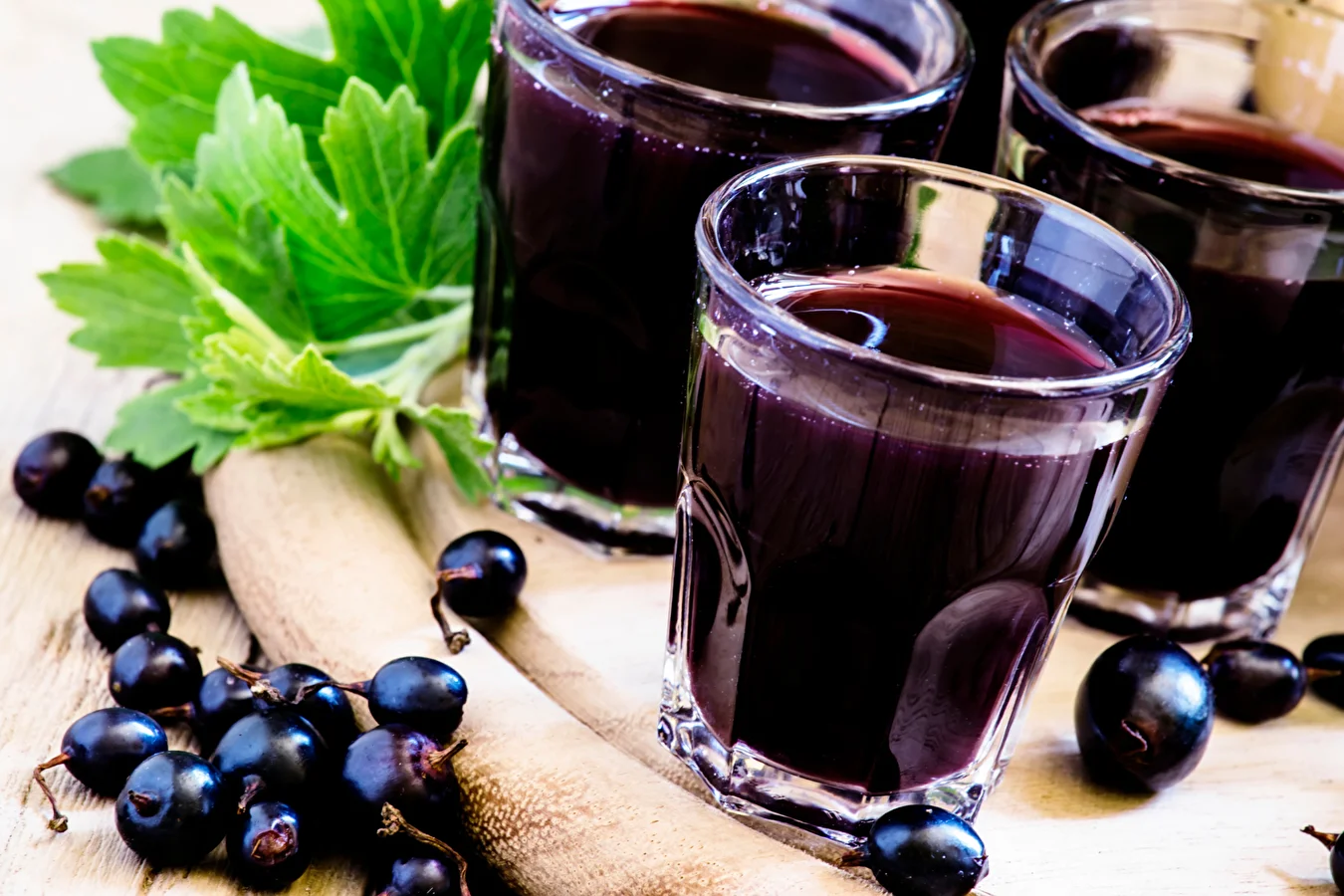Hausgemachter Likör aus schwarzen Johannisbeeren