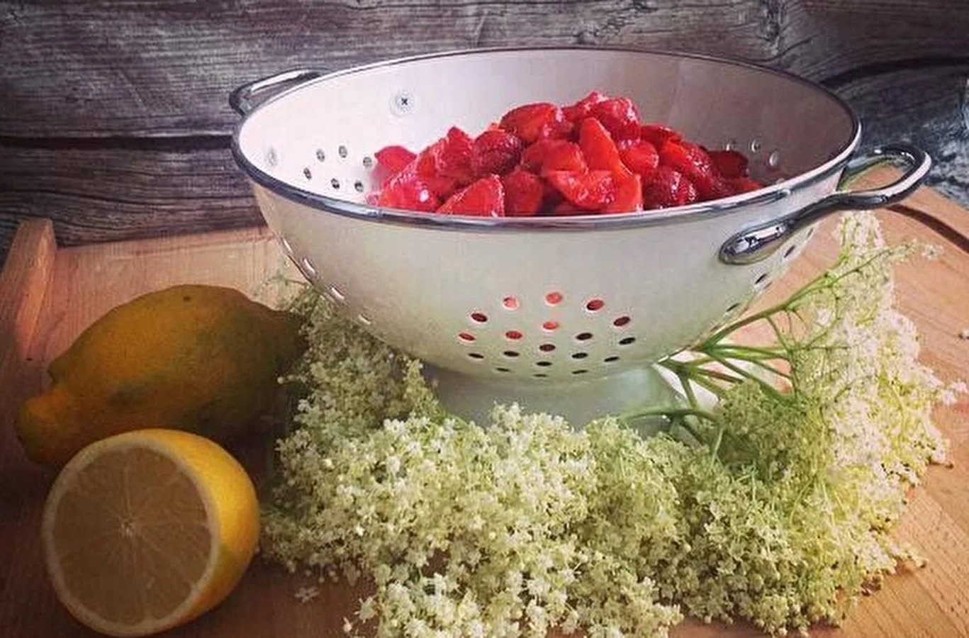 Erdbeerkonfitüre mit Holunderblüten
