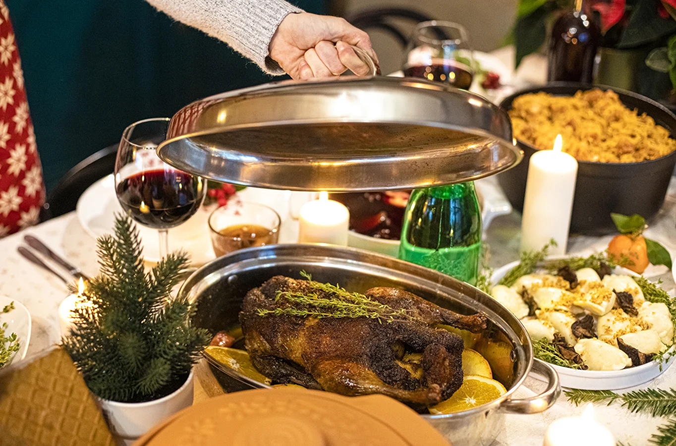 Weihnachtsente mit Äpfeln und Orangen