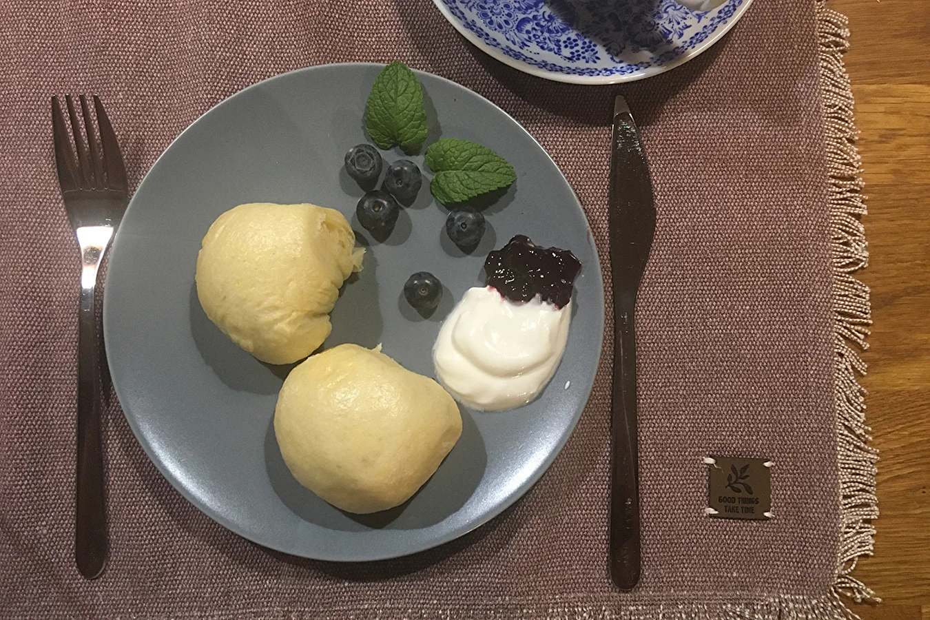 Gedämpfte Hefeklöße mit Heidelbeeren