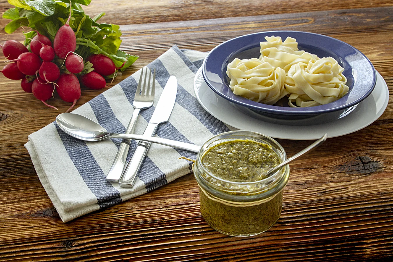 Pesto aus Radieschenblättern