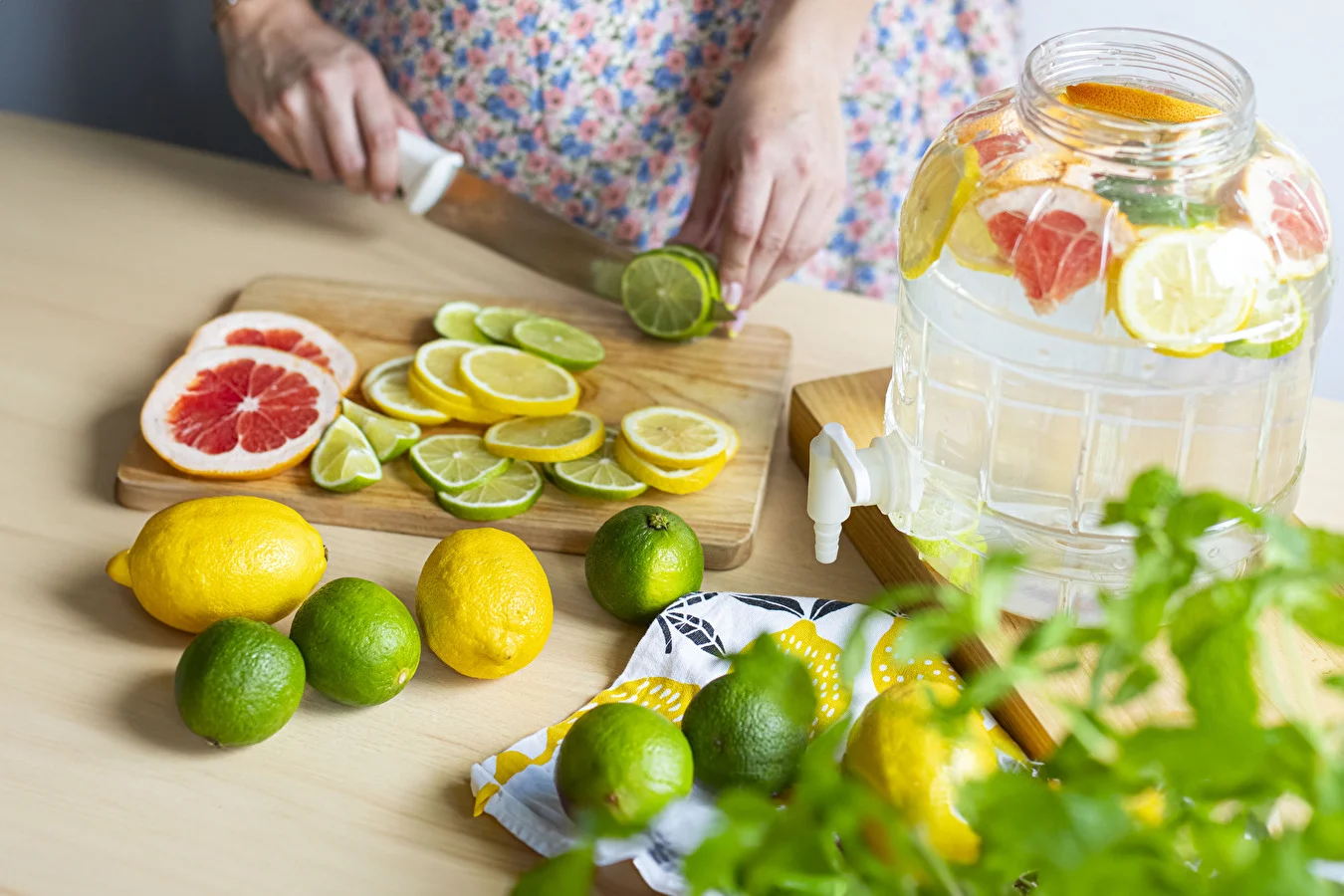 Hausgemachtes isotonisches Getränk mit Zitronen, Limetten und Grapefruit