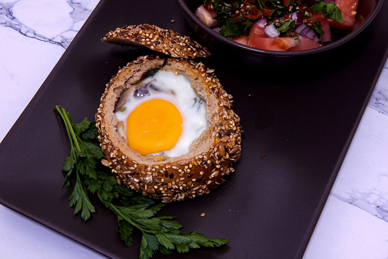 Gebackenes Ei im Brötchen