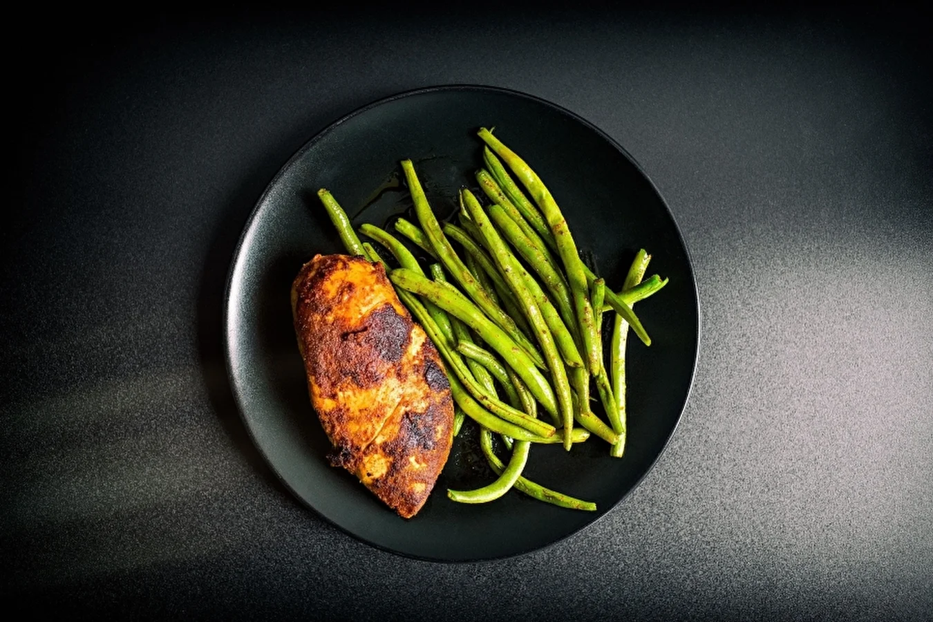Hausgemachtes Sous-vide-Hähnchen mit grünen Bohnen