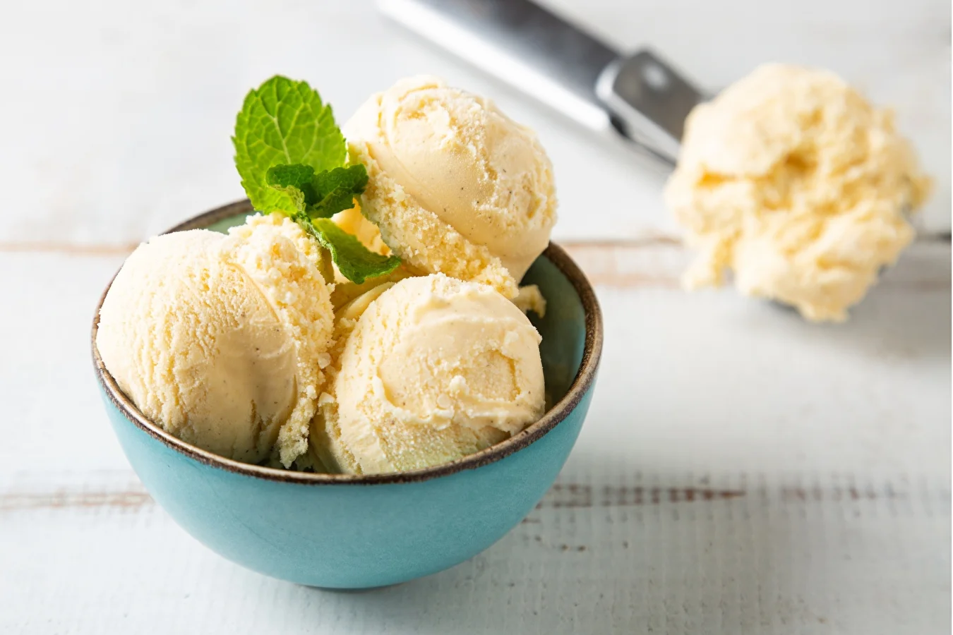 Hausgemachtes Sahneeis – ein einfaches Rezept für den klassischen Geschmack des Sommers