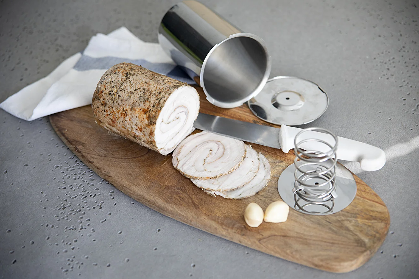 Schweinerücken aus dem Schinkenkocher – gerollt mit Rückenspeck