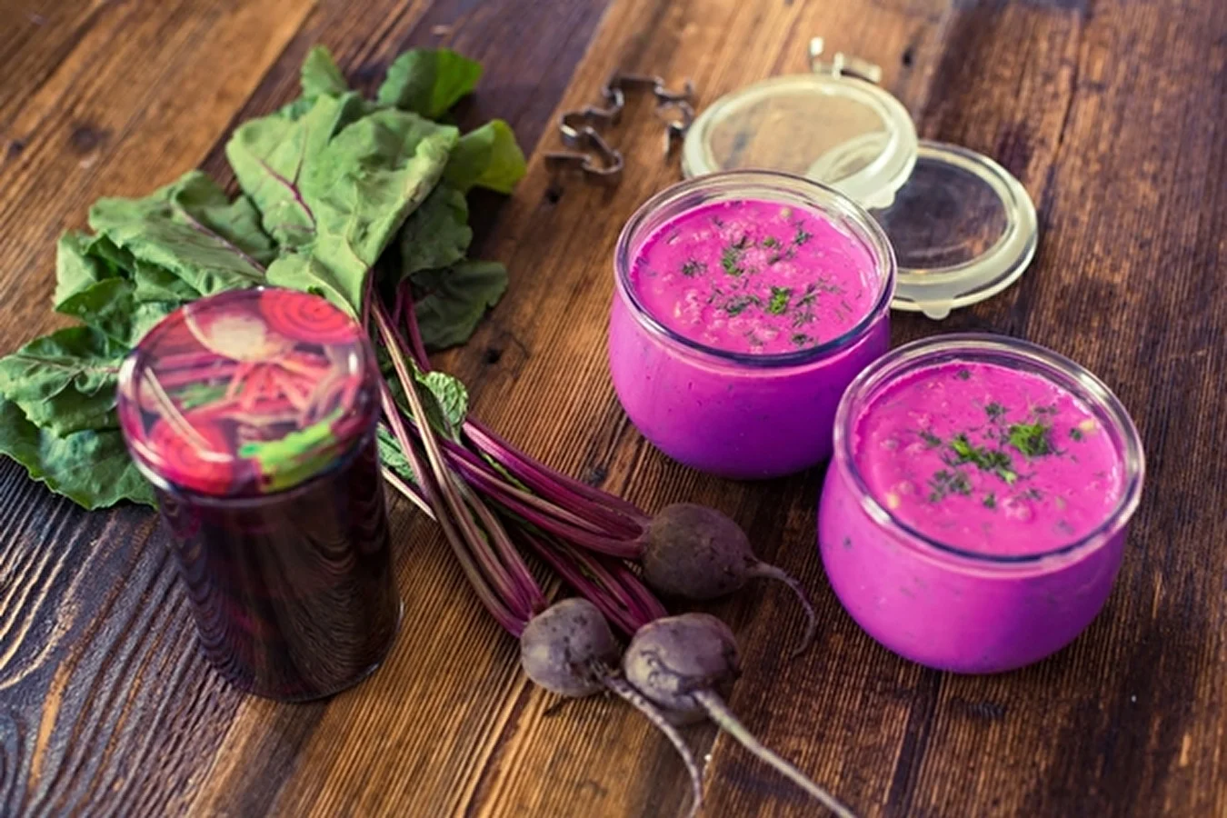 Kalte Rote-Bete-Suppe mit Lake von milchsauer vergorener Rote Bete