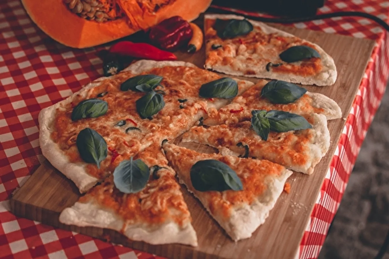 Hausgemachte Pizza mit Kürbissauce