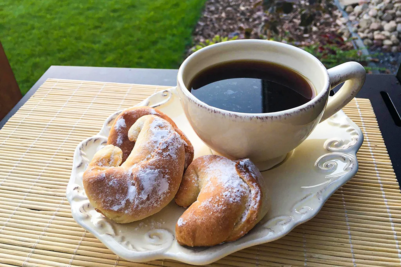 Hefehörnchen mit Konfitüre