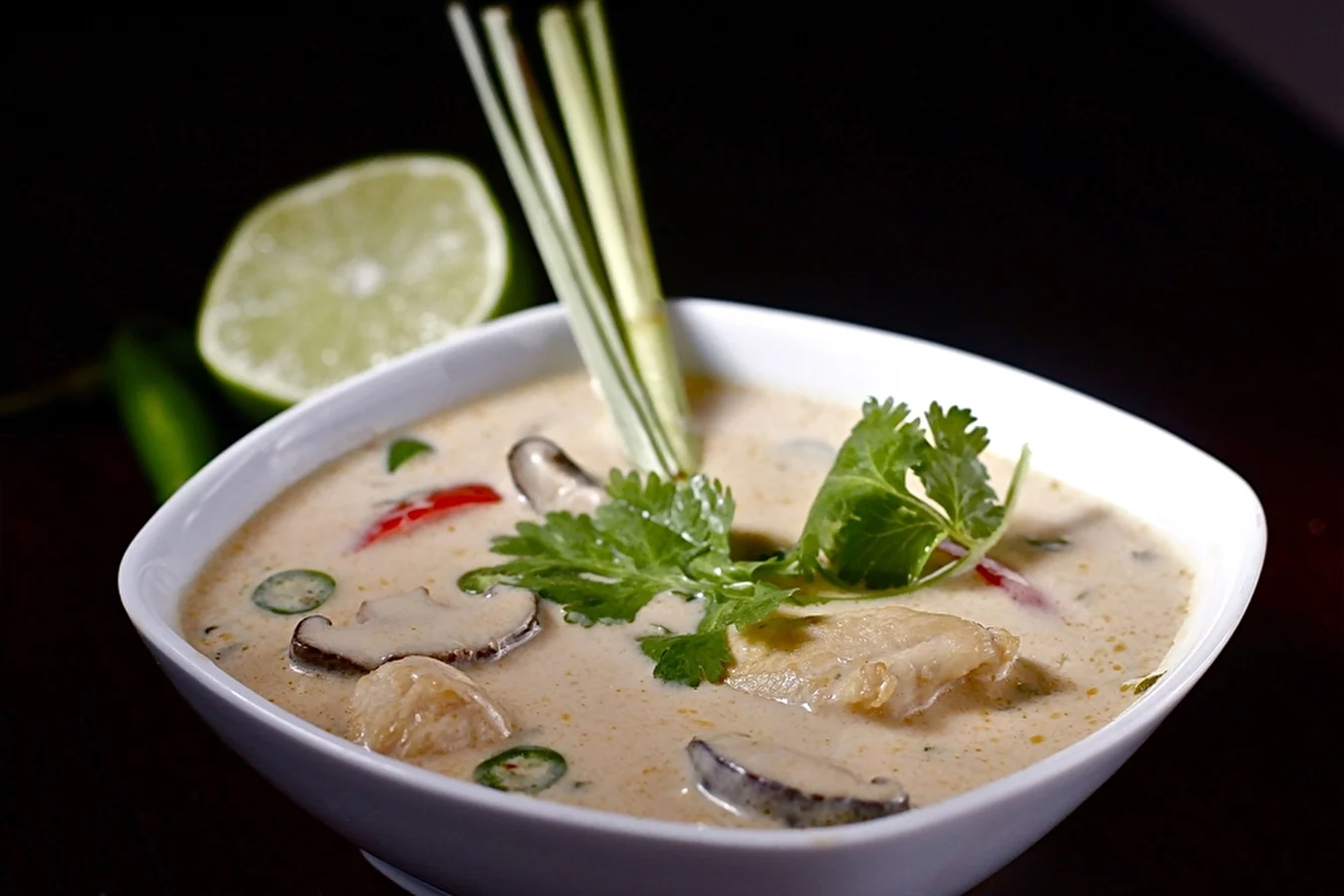 Wärmende, glutenfreie thailändische Hühnersuppe mit Huhn