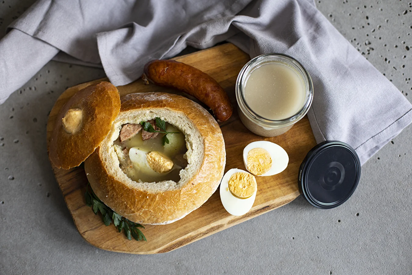 Hausgemachter Żurek im Sauerteigbrot