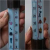 Fensterthermometer zum Aufkleben mit Muster - Kleidung (-50°C bis +50°C) 23cm - 4 ['rundes Thermometer', ' welche Temperatur']