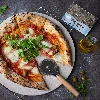 Pizzastein mit Griff und Messer, aus Cordierit, rund, 33 cm - 12 ['Geschenk', ' hausgemachte Pizza', ' zum Backen von Pizza', ' zum Servieren von Pizza', ' zum Backen von Brot', ' zum Backen von Brötchen']