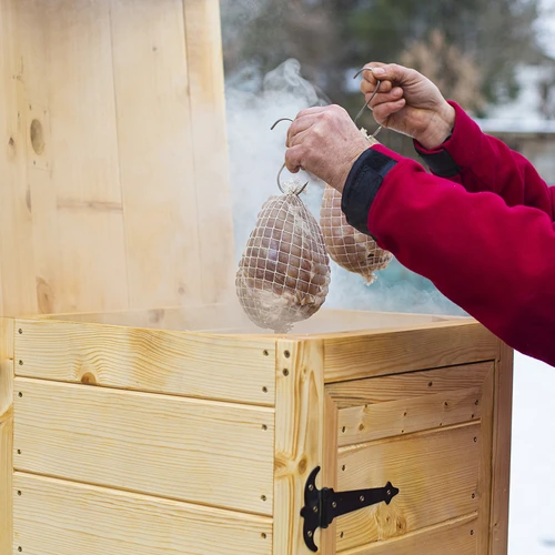 Holz-Räucherkammer 200 L - dragON Wood 100 E mit elektrischem Heizelement und digitalem Controller - 15 ['Räuchern', ' einfache Smoker', ' elektrischer Smoker', ' Smoker mit Bedienfeld', ' Vorteile des Räucherns mit Steuerung', ' Holz-Smoker', ' Gartensmoker', ' bester Smoker', ' Smoker mit Steuerung', ' wie man räuchert', ' welchen Smoker kaufen', ' hausgemachte Wurstwaren', ' 200-L-Smokers', ' großer Smoker', ' geräumiger Smoker', ' Smoker mit Rauchgenerator', ' Rauch-Räuchern', ' Rauchgenerator fürs Räuchern', ' Räucherspäne', ' Räucherneuheiten', ' professionelles Räuchern', ' einfaches Räuchern', ' wie man einen elektrischen Smoker benutzt']