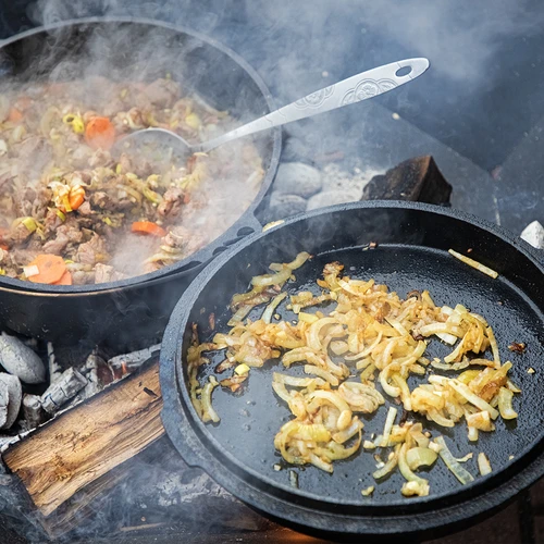 Kessel aus Gusseisen hängend mit Pfanne - 12 ['Gusseisenkessel', ' Lagerfeuerkessel', ' Kessel mit Pfanne', ' Zigeunerkessel', ' ungarischer Kessel', ' Gulasch aus dem Kessel', ' Kessel für die Feuerstelle', ' Jägertopf', ' Jägerkessel', ' Gusseisengefäß', ' Geschenk', ' Gusseisenpfanne', ' Gusseisentopf mit Pfanne', ' aufhängbarer Kessel', ' Kessel zum Aufhängen']