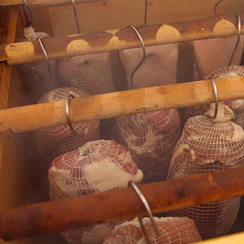 Räucher-/Grillholzhackschnitzel von Schweinefleisch, 50 % Erle + 50 % Buche, 450 g, Kl. 8 - 12 ['Räucherholzschnitzel', ' Räucherholzspäne', ' Grillholzschnitzel', ' Grillholzspäne', ' Räucherrauch', 'Schweinefleischholzschnitzel', ' Holzhackschnitzel aus Erle und Buche', ' Holzspängemisch für Schweinefleisch', ' Holzspängemisch aus Erle und Buche', ' Holzhackschnitzel zum Räuchern von Schinken', ' Holzhackschitzel für Steaks', ' Räucherkammerholzchnitzel', ' Schweinefleisch räuchern', ' Schweinefleisch vom Grill', ' geräucherter Schinken', ' für die Räucherkammer', ' welche Holzspäne']