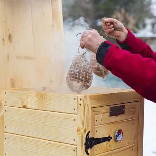 Räucherofen 200 L dragON Larch E21 - aus Lärchenholz, elektrisch - 17 ['Räucherofenset', ' elektrischer Räucherofen', ' hölzerner Räucherofen', ' elektrischer Holzräucherofen', ' Räucherofen mit Rauchgenerator', ' Räucherofen mit Rauchentwickler', ' alles zum Räuchern', ' Browin Räucherofen', ' Gartenräucherofen', ' Räucherofen auf Gestell', ' Räuchern', ' Kalt- und Warmräuchern', ' modernes Räuchergerät', ' vielseitiger Räucherofen', ' Räucherspäne', ' universelles Räucherset', ' digitaler Steuerung', ' digitaler Räucherofen', ' Räucherofen mit Umluft', ' geräumiger Räucherofen', ' 100 cm hoher Räucherofen', ' großer Räucherofen', ' Bestseller!', ' Räucherofen aus Lärchenholz', ' 200-Liter-Räucherofen']