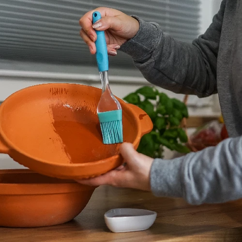 Runder Tonbräter glasiert 4,5 L - 17 ['Tonbräter', ' fettfrei backen', ' dämpfen', ' gesund kochen', ' für Fleisch', ' zum Braten', ' für Brot', ' für Fisch', ' für Vegetarier', ' Eintopfgerichte', ' Kindergerichte', ' Diätgerichte', ' zum Brotbacken', ' emaillierter Tonbräter', ' beschichteter Tonbräter', ' glasierter Tonbräter', ' Tontopf', ' Römisches Gefäß', ' Römische Form', ' Topf aus Ton', ' Tonbräter mit Deckel', ' Gefäß mit Deckel', ' Geschenkidee']