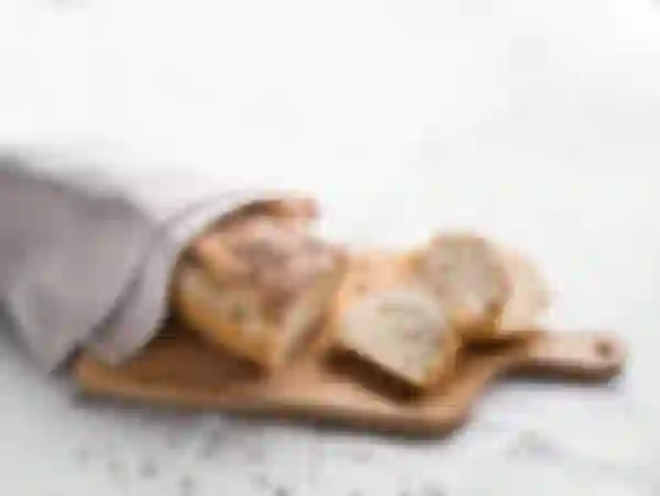 Brot mit Roggensauerteig und Körnern