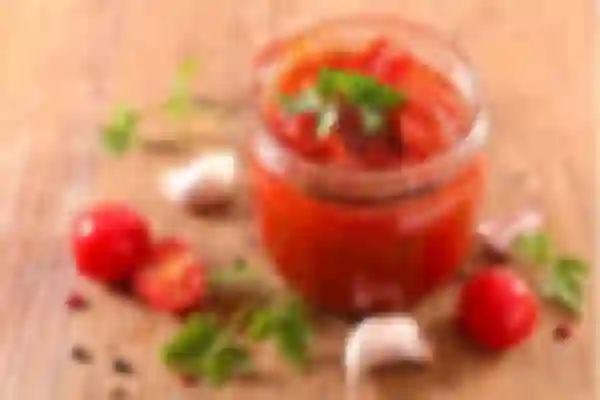 Tomatensauce in Gläsern